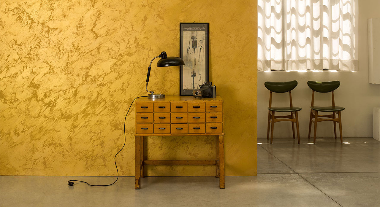 SONOS room with yellow wallpaper