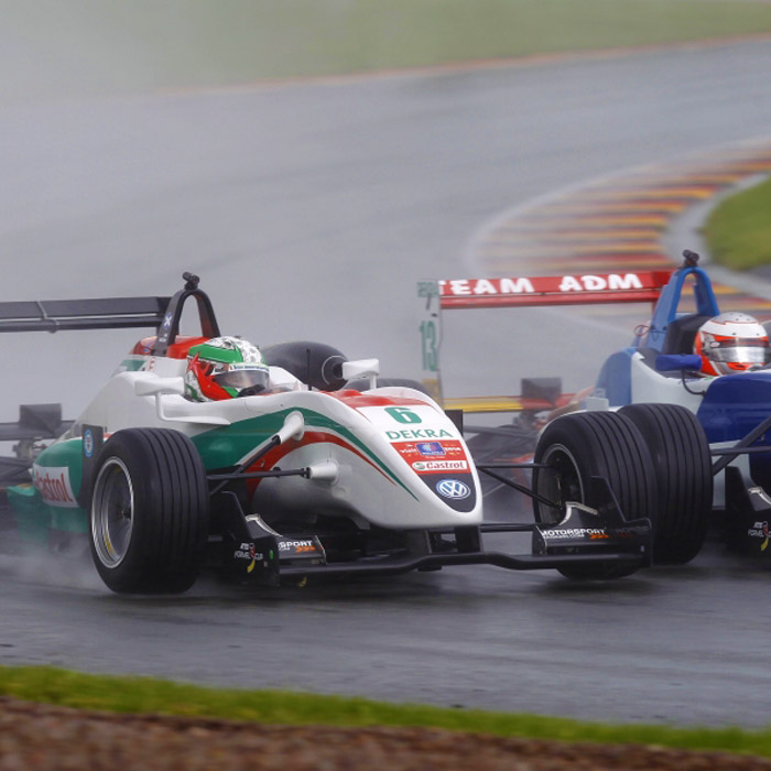 formula3-race-track-rain